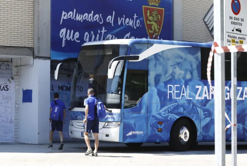 Concentración del Real Zaragoza antes del derbi aragonés