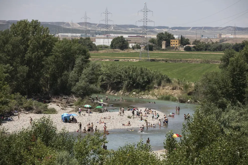 Grupos de bañistas en Peñaflor (Zaragoza) este domingo, 28 de junio.