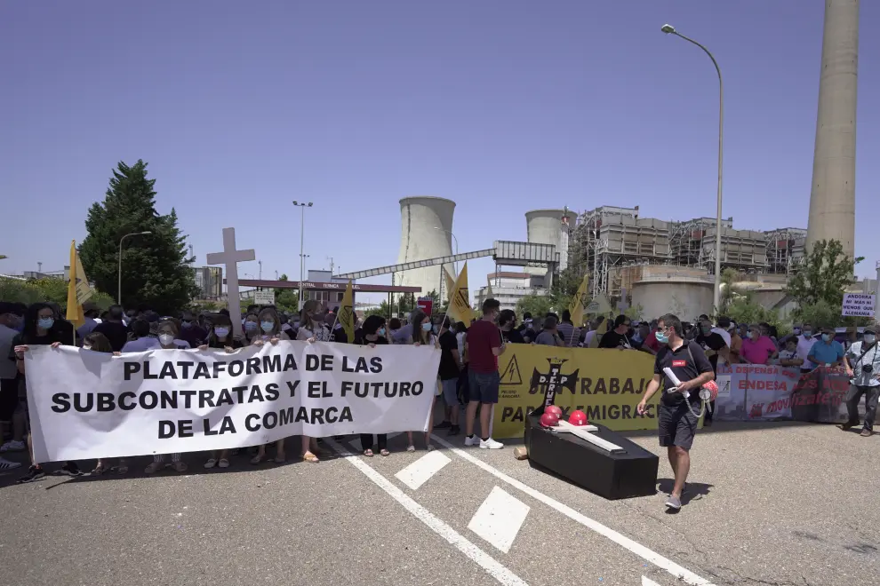 Trabajadores de la central Termica de Andorra (Teruel) se manifiestan a las puertas de la central en la salida de unturno de trabajadores que hoy se quedan en paro tras el cierre de la central. Foto Antonio garcia/Bykofoto. 30/06/20 [[[FOTOGRAFOS]]]