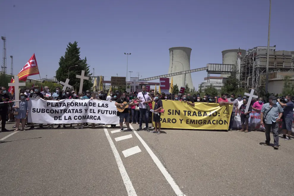 Trabajadores de la central Termica de Andorra (Teruel) se manifiestan a las puertas de la central en la salida de unturno de trabajadores que hoy se quedan en paro tras el cierre de la central. Foto Antonio garcia/Bykofoto. 30/06/20 [[[FOTOGRAFOS]]]
