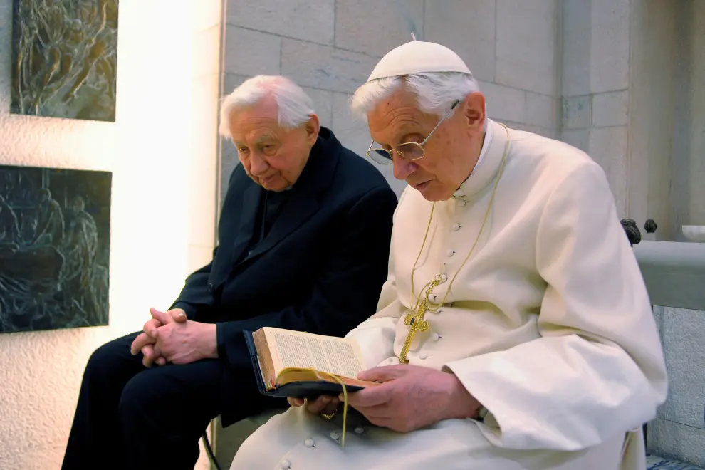 Benedicto XVI reza acompañado de su hermano, el cardenal Georg Ratzinger, en abril de 2012 en la capilla privada del entonces Papa en el Vaticano.