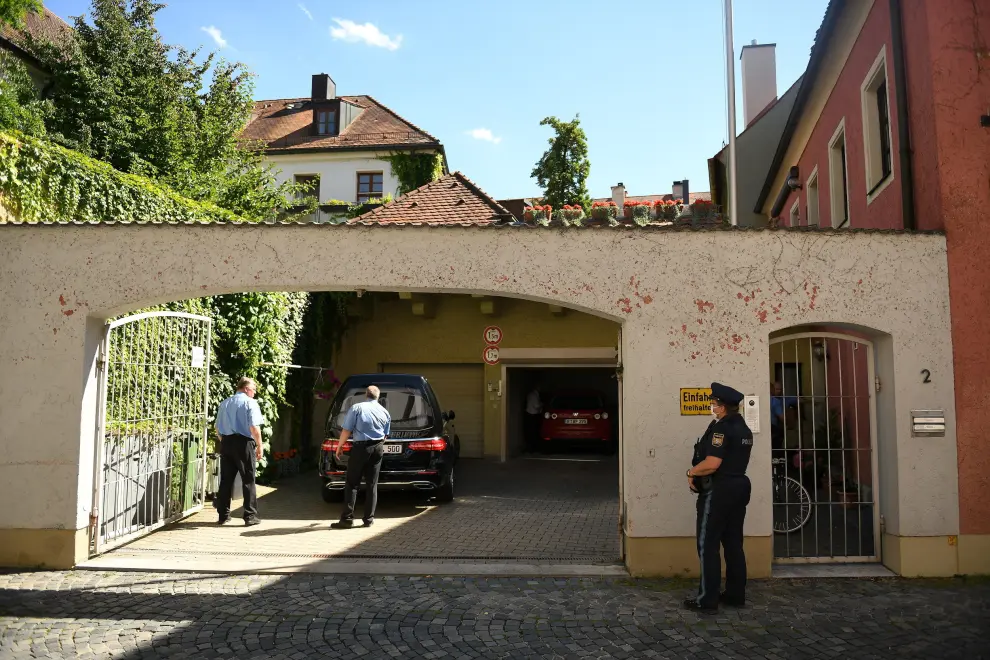 Un coche fúnebre llega a la vivienda de Georg Ratzinger, en Regensburg, Alemania.