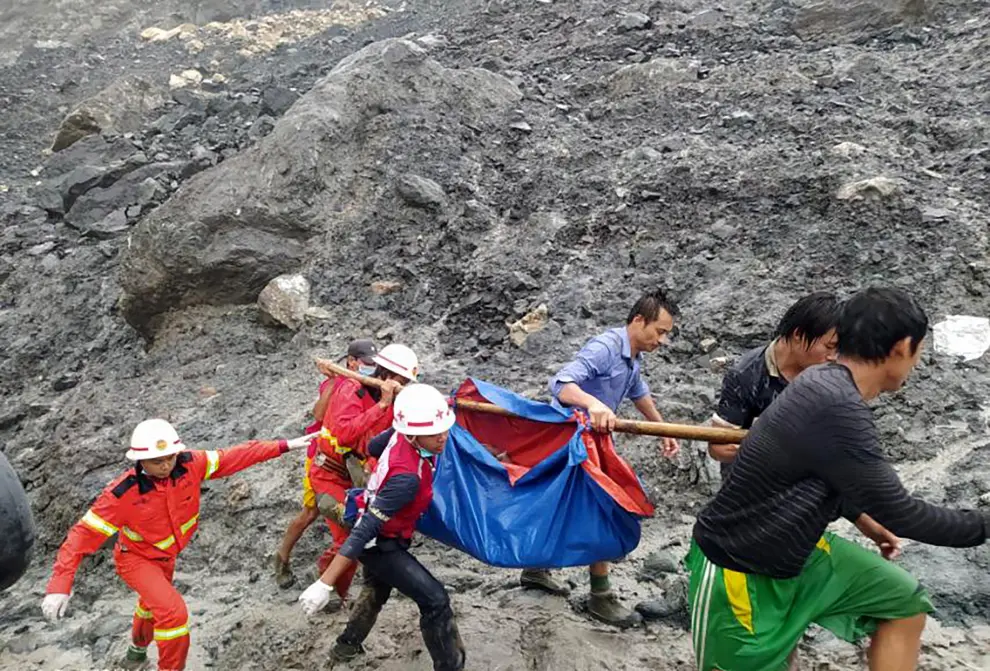 Hpakant (Myanmar), 02/07/2020.- A handout photo made available by the Myanmar Fire Services Department shows rescue workers searching for people after a landslide accident at a jade mining site in Hpakant, Kachin State, Myanmar, 02 July 2020. According media reports, search and rescue efforts are ongoing after a landslide was triggered by heavy rain in the area. (Incendio, Birmania) EFE/EPA/Myanmar Fire Services Department HANDOUT HANDOUT EDITORIAL USE ONLY/NO SALES More than 100 people dead after jade mine landslide in Myanmar