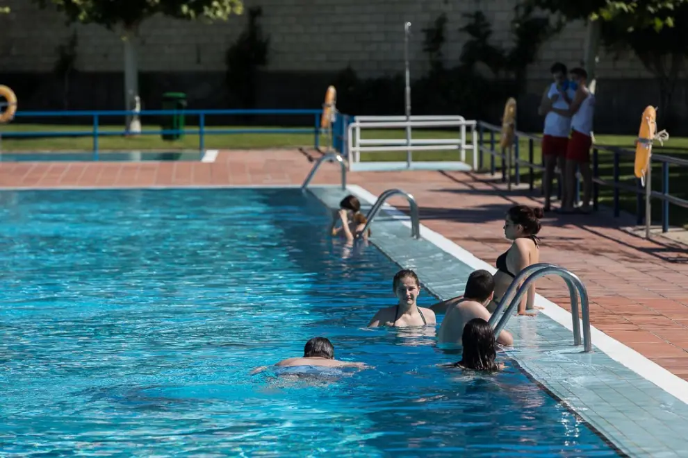 Zaragoza estrena la temporada de piscinas de verano, marcada por la pandemia