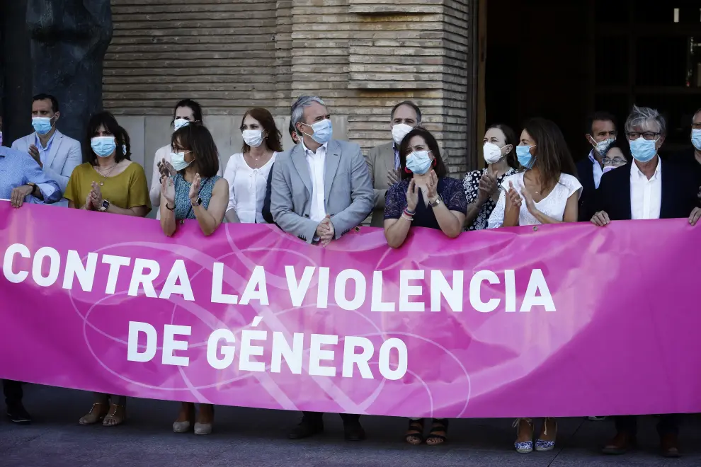 Numerosos ciudadanos y colectivos contra la violencia machista o de mujeres discapacitadas se han sumado a la protesta convocada por el Ayuntamiento de Zaragoza al grito de "si tocan a una, tocan a todas".