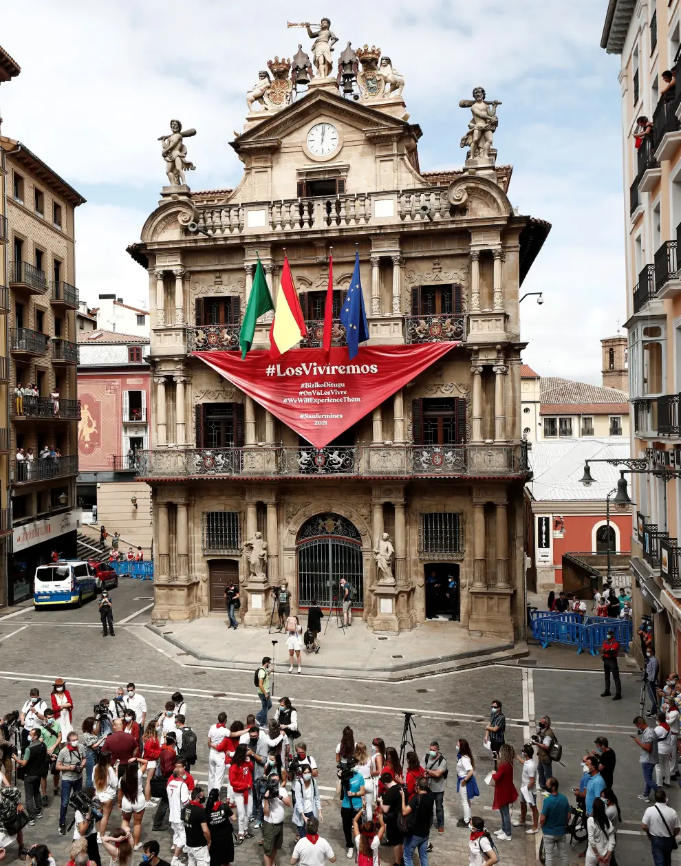 La plaza Consistorial ha albergado a 400 personas el día que habrían comenzado las fiestas de San Fermín.