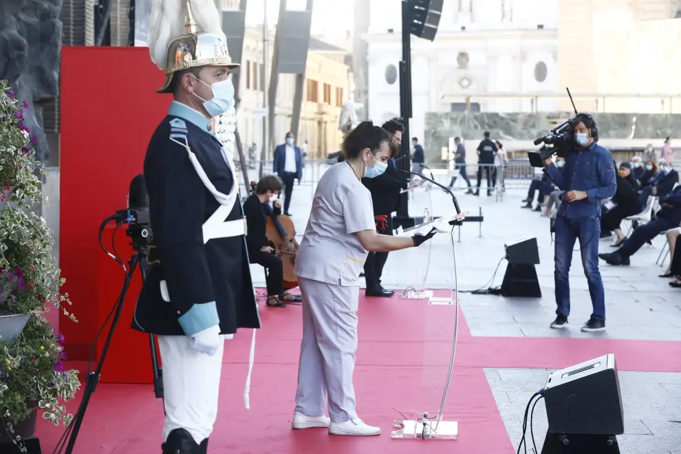 Discursos cargados de sentimiento, flores blancas y los acordes de un violonchelo han servido este martes para rendir homenaje a las víctimas de la covid-19 pero también a quienes durante la pandemia han estado trabajando por Zaragoza.
