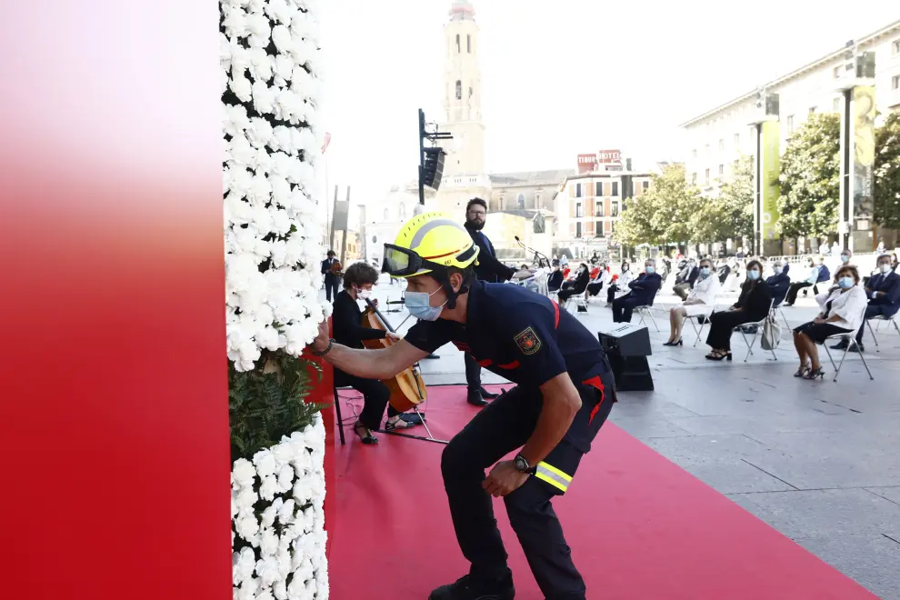 Discursos cargados de sentimiento, flores blancas y los acordes de un violonchelo han servido este martes para rendir homenaje a las víctimas de la covid-19 pero también a quienes durante la pandemia han estado trabajando por Zaragoza.