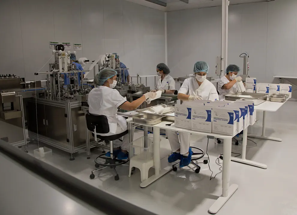 Produccion de mascarillas en los laboratorios DIMA de Calatayud