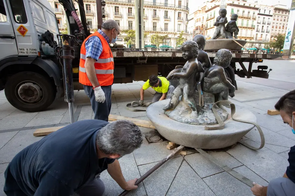 Las fuentes de 'Niños con peces' retiradas de la plaza del Pilar para su restauración.