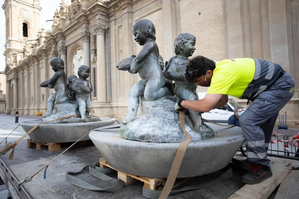 Las fuentes de 'Niños con peces' retiradas de la plaza del Pilar para su restauración.