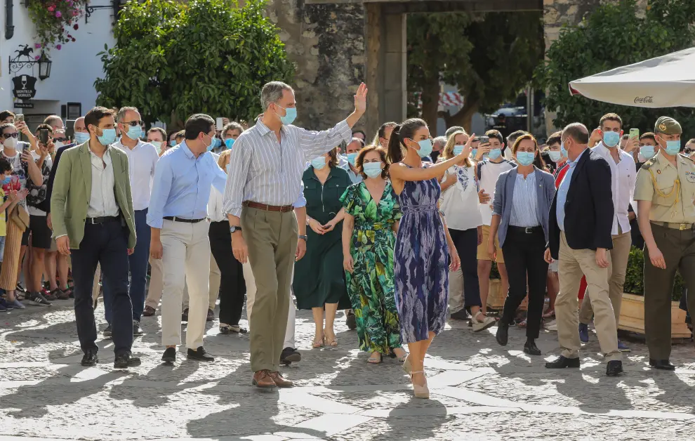 CUENCA, 02/07/2020.- El rey Felipe VI y la reina Letizia pasean por una de las calles de la ciudad de Cuenca, este jueves. EFE/Ballesteros [[[HA ARCHIVO]]] Los reyes visitan Cuenca