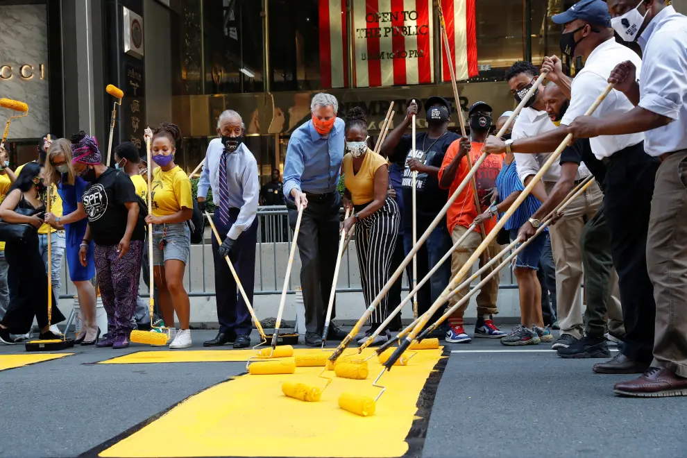 New York City Mayor Bill de Blasio, his wife Chirlane Irene McCray and Reverend Al Sharpton paint "Black Lives Matter" along 5th avenue with others outside Trump Tower in the Manhattan borough of New York City, New York, U.S., July 9, 2020. REUTERS/Shannon Stapleton [[[REUTERS VOCENTO]]] GLOBAL-RACE/TRUMP TOWER MURAL