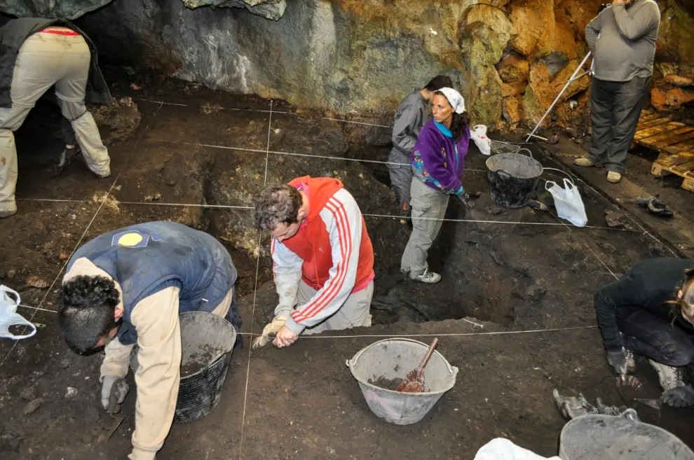 Trabajos de excavación en la cueva de Els Trocs.