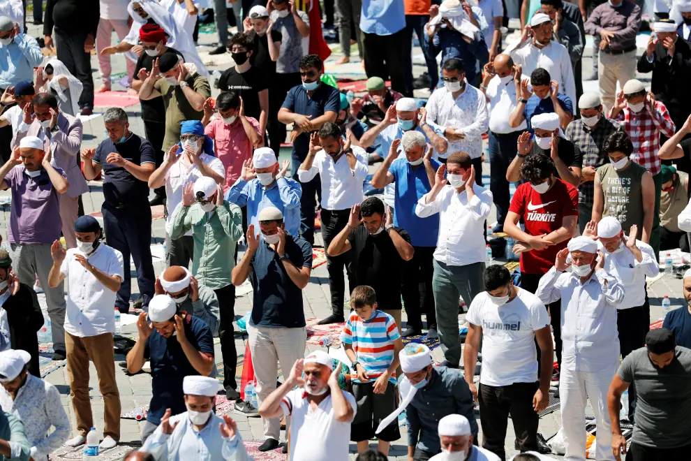 Muslims attend Friday prayers outside Hagia Sophia Grand Mosque, for the first time after it was once again declared a mosque after 86 years, in Istanbul, Turkey, July 24, 2020. REUTERS/Umit Bektas     TPX IMAGES OF THE DAY [[[REUTERS VOCENTO]]] TURKEY-HAGIASOPHIA/