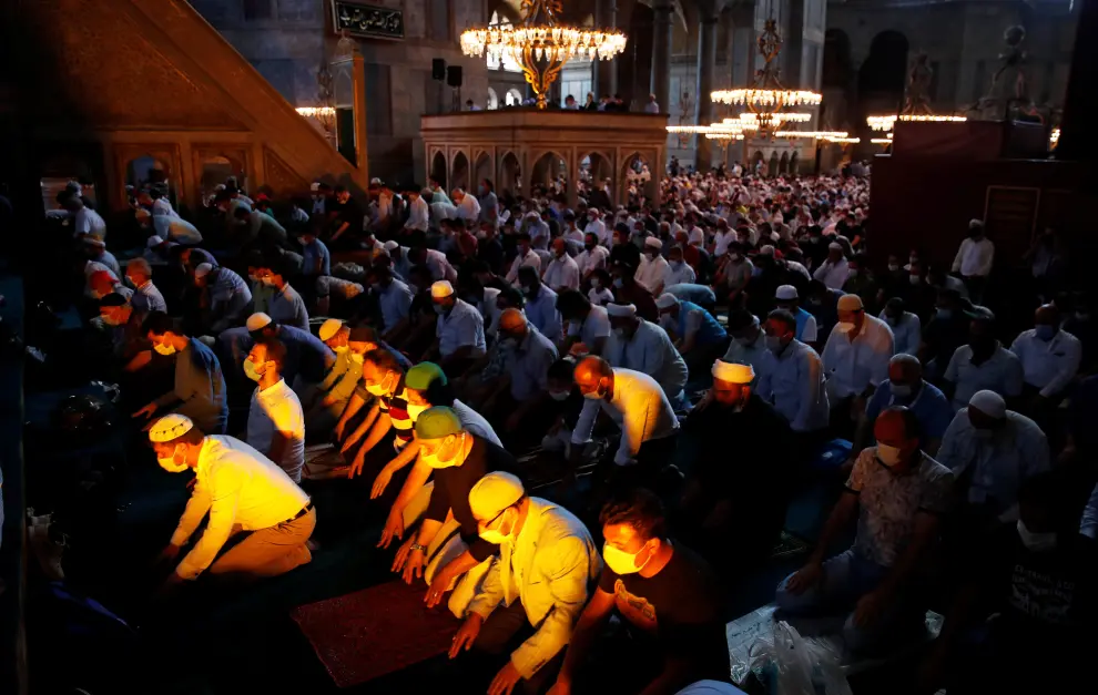 Worshippers attend afternoon prayers and visit Hagia Sophia Grand Mosque, for the first time after it was once again declared a mosque after 86 years, in Istanbul, Turkey, July 24, 2020. REUTERS/Umit Bektas [[[REUTERS VOCENTO]]] TURKEY-HAGIASOPHIA/