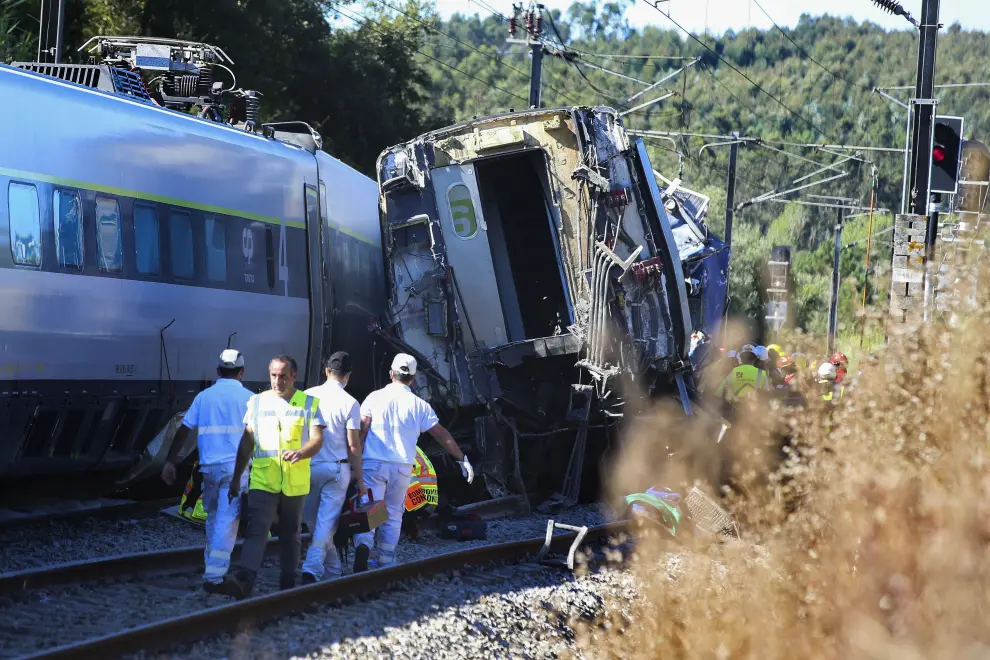Soure (Portugal), 31/07/2020.- Firefighters rescue people injured in a train crash in Soure, Coimbra, center of Portugal, 31 July 2020. According to reports 72 vehicles with 181 operational and and two planes are being mobilized for the crash site after a train derailed after a collision with maintenance machine leaving at least one person dead and about 50 other passengers injured. (Incendio) EFE/EPA/PAULO CUNHA Train crash in Soure