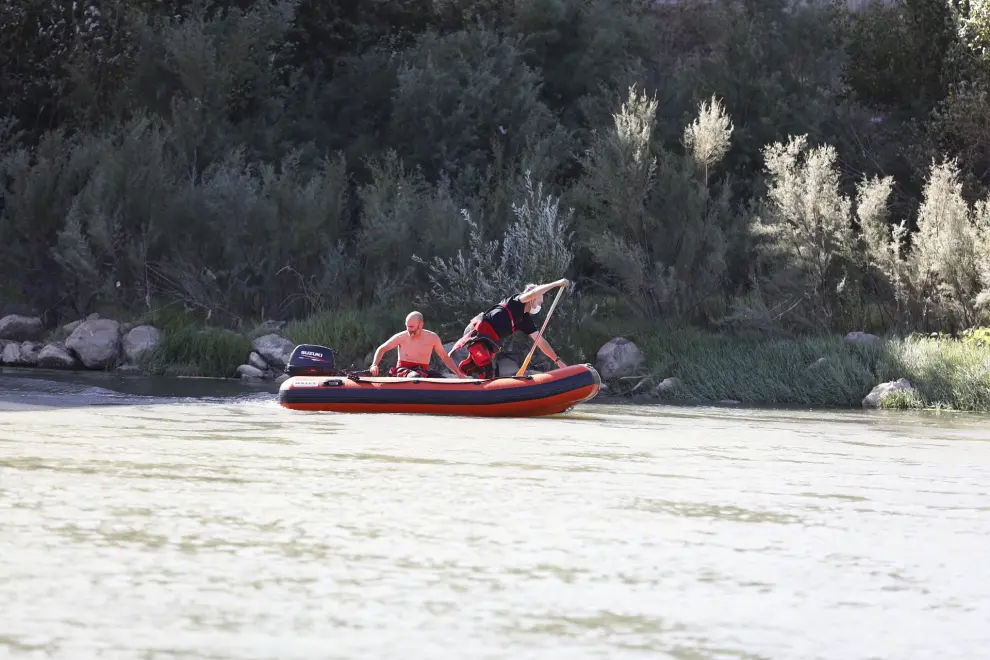 Los Bomberos de Zaragoza han retomado este lunes por la mañana la búsqueda del camionero que desapareció este domingo en el Ebro, cuando trataba de cruzarlo a nado.Los Bomberos han registrado 250 metros cuadrados de cauce durante la mañana.