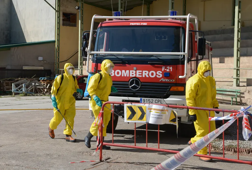 La residencia de ancianos de Burbáguena ha sido desinfectada por los Bomberos, después de haber registrado 5 fallecidos y 76 contagios de coronavirus entre residentes y personal.