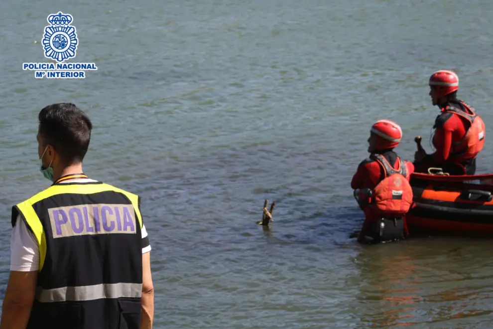 La Policía Nacional continúa con la búsqueda de la persona desaparecida este domingo en la ribera del Ebro en Zaragoza