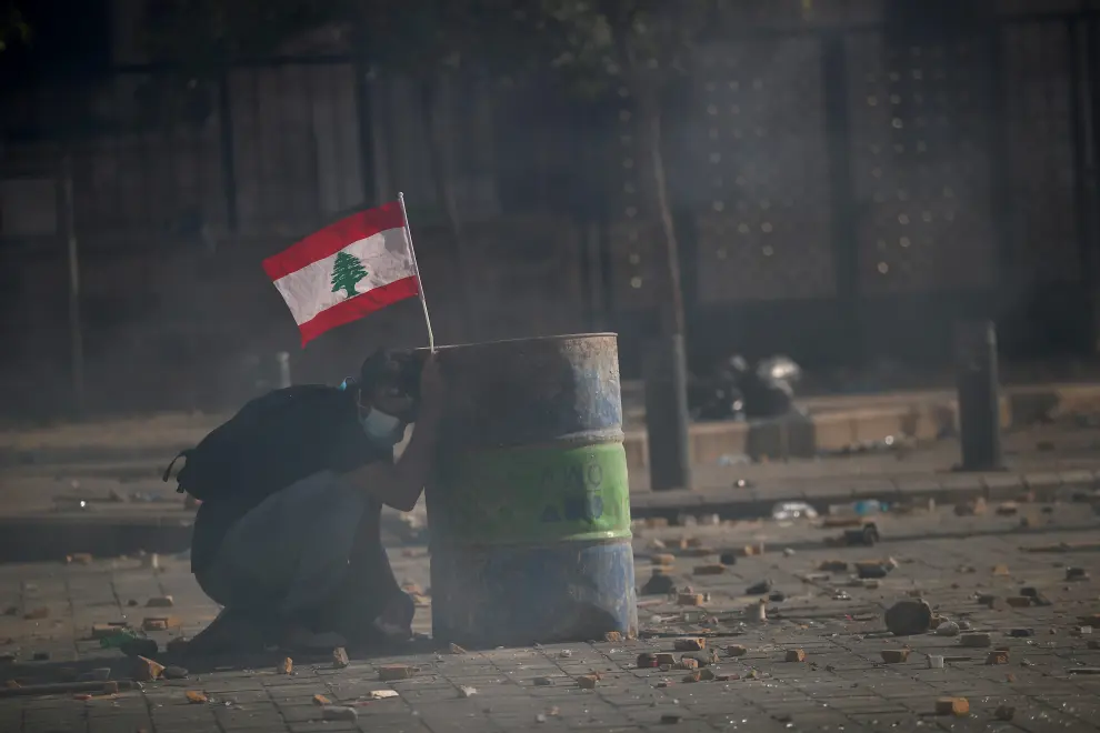A demonstrator hurls stones during a protest near the parliament building following Tuesday's blast, in Beirut, Lebanon August 8, 2020. REUTERS/Hannah McKay [[[REUTERS VOCENTO]]] LEBANON-SECURITY/BLAST-PROTESTS