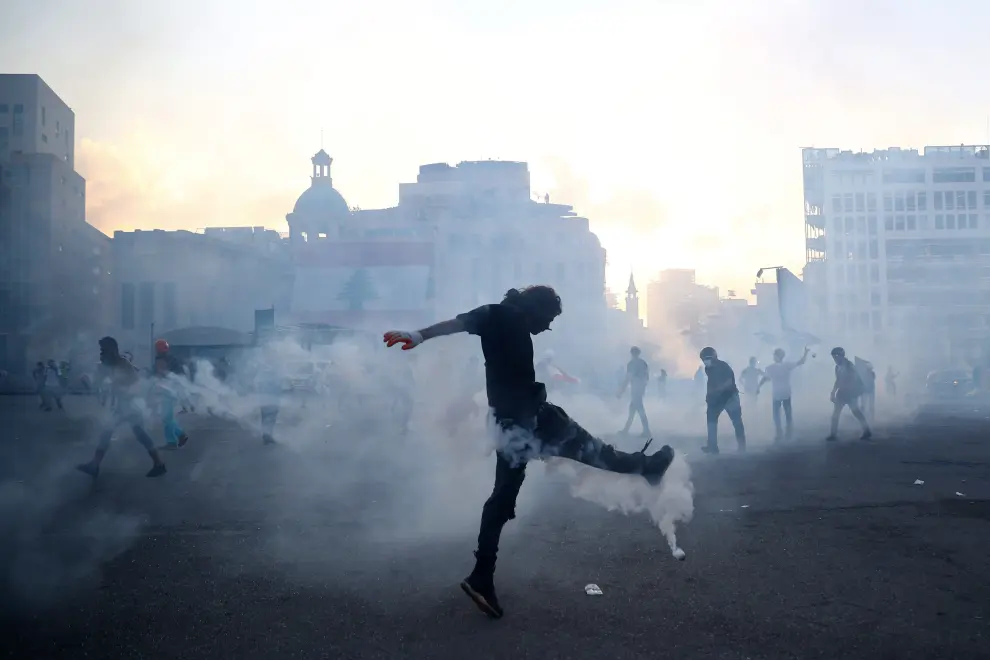 A demonstrator hurls stones during a protest following Tuesday's blast, in Beirut, Lebanon August 8, 2020. REUTERS/Hannah McKay [[[REUTERS VOCENTO]]] LEBANON-SECURITY/BLAST-PROTESTS