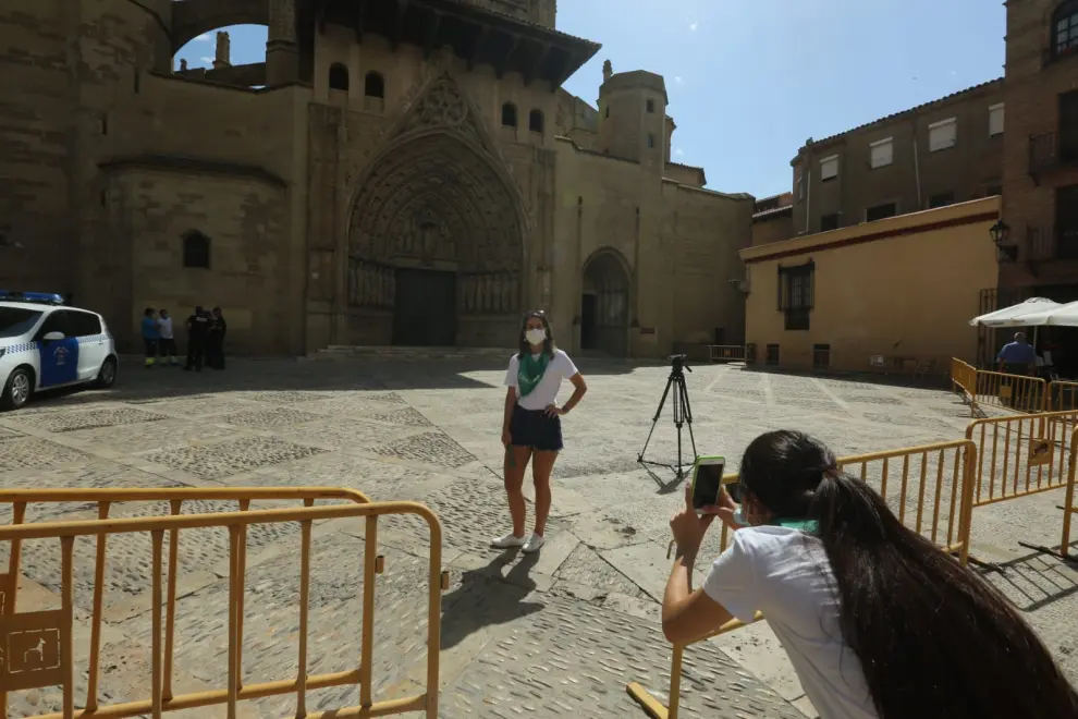 La plaza de la Catedral vacía animó a los oscenses a fotografiarla