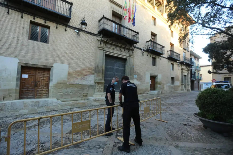 Las calles de Huesca han amanecido con poca gente, pero con grupos de vecinos de blanco y verde.