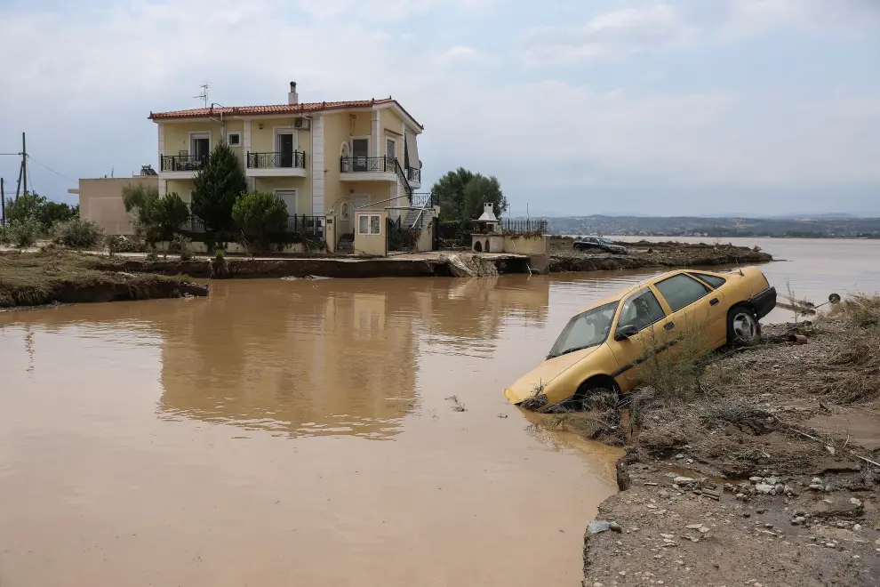 A man makes his way on a flooded street, following flash floods on the island of Evia, Greece, August 9, 2020. Sotiris Dimitropoulos/Eurokinissi via REUTERS ATTENTION EDITORS - THIS IMAGE WAS PROVIDED BY A THIRD PARTY. NO RESALES. NO ARCHIVES. GREECE OUT. NO COMMERCIAL OR EDITORIAL SALES IN GREECE [[[REUTERS VOCENTO]]] GREECE-WEATHER/FLOODS