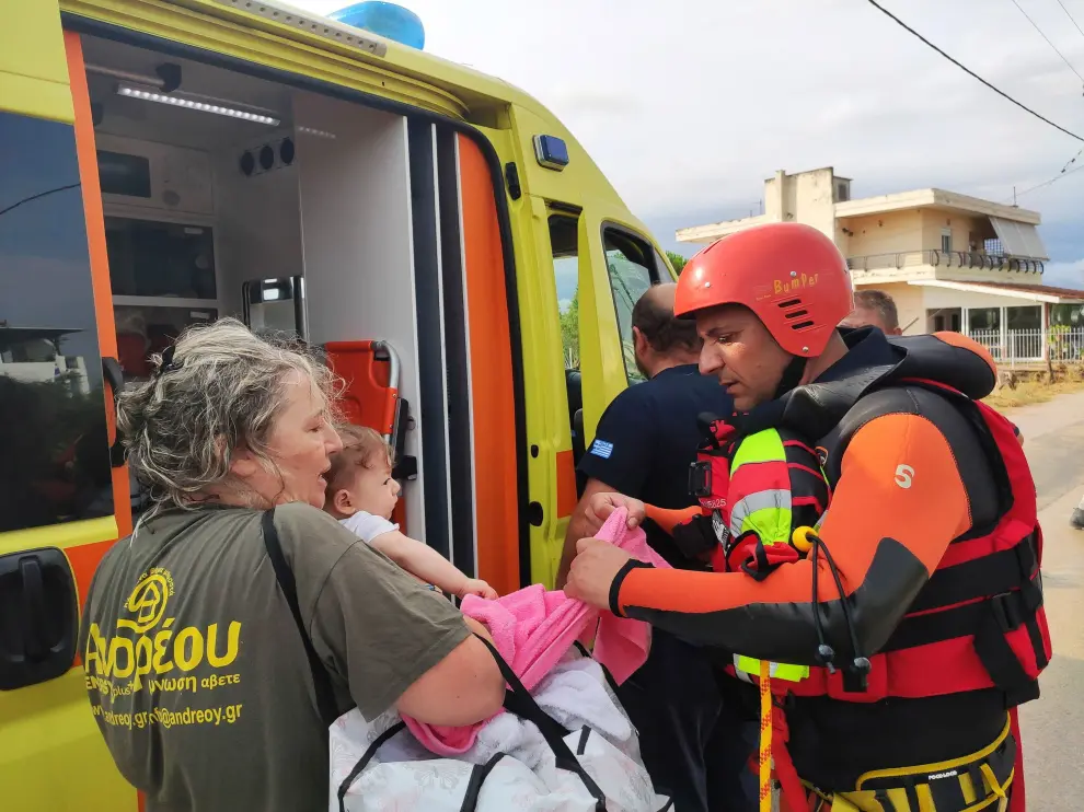 09 August 2020, Greece, Evia: Firefighters recover stranded residents form a storm that has hit the island of Evia, in central Greece. Photo: Eurokinissi/Eurokinissi via ZUMA Wire/dpaEurokinissi/Eurokinissi via ZUMA / DPA09/08/2020 ONLY FOR USE IN SPAIN [[[EP]]] 09 August 2020, Greece, Evia: Firefighters recover stranded residents form a storm that has hit the island of Evia, in central Greece. Photo: Eurokinissi/Eurokinissi via ZUMA Wire/dpa