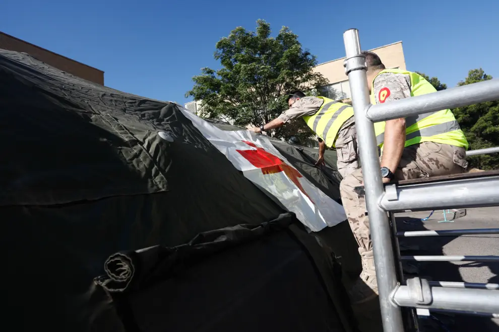 Los militares levantan ya la carpa de triaje en el aparcamiento del Clínico.