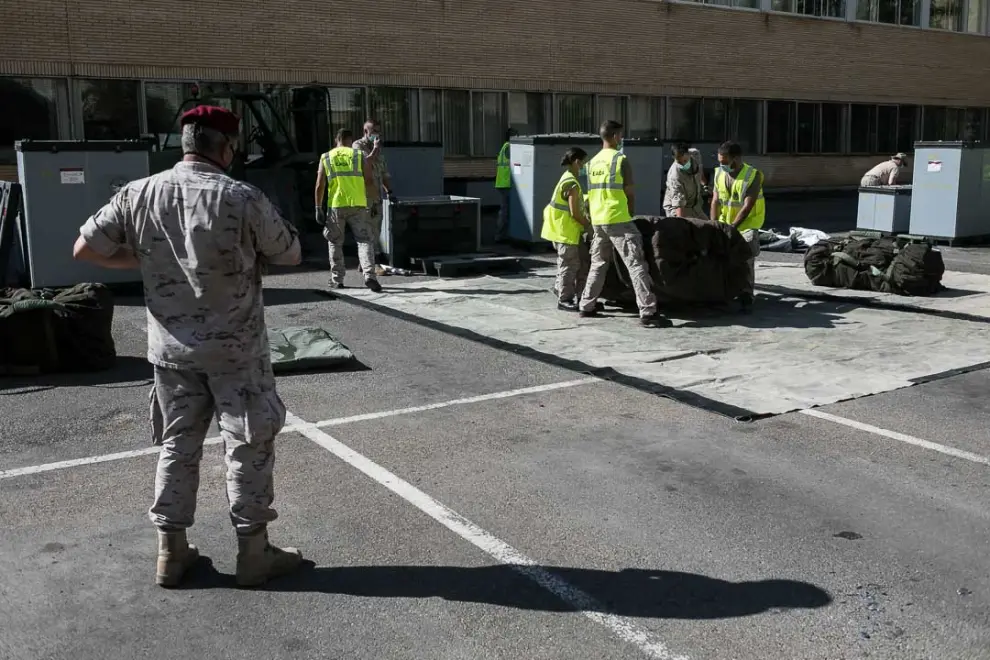Los militares levantan ya la carpa de triaje en el aparcamiento del Clínico.