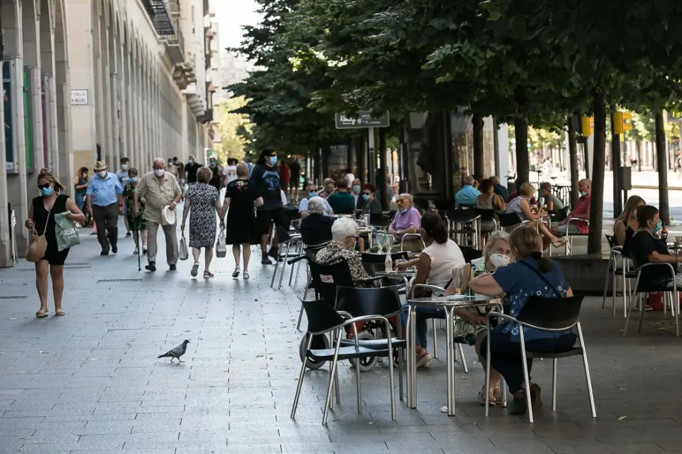 Ambiente de las calles de Zaragoza en un atípico 15 de agosto.