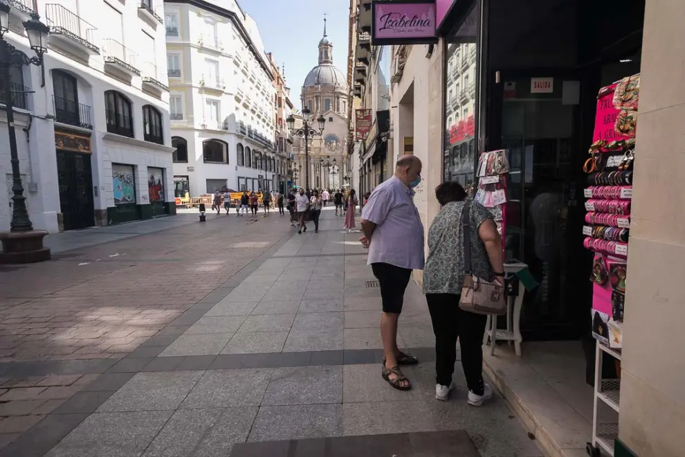 Ambiente de las calles de Zaragoza en un atípico 15 de agosto.