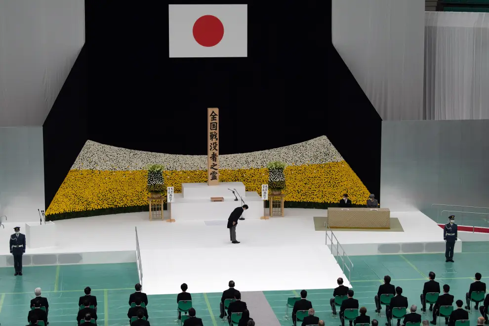 Attendees sit in socially distanced chairs during a memorial service marking the 75th anniversary of Japan's surrender in World War II at the Nippon Budokan hall on August 15, 2020 in Tokyo, Japan. Carl Court/Pool via REUTERS [[[REUTERS VOCENTO]]] WW2-ANNIVERSARY/JAPAN