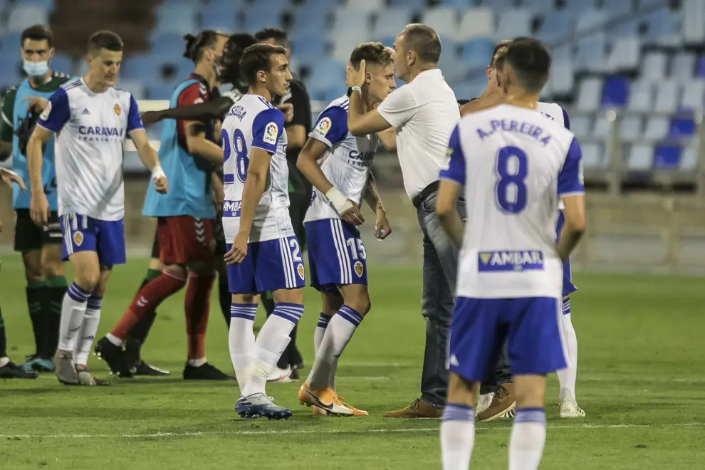 Víctor Fernández arropa a sus jugadores tras la derrota del Real Zaragoza ante el Elche