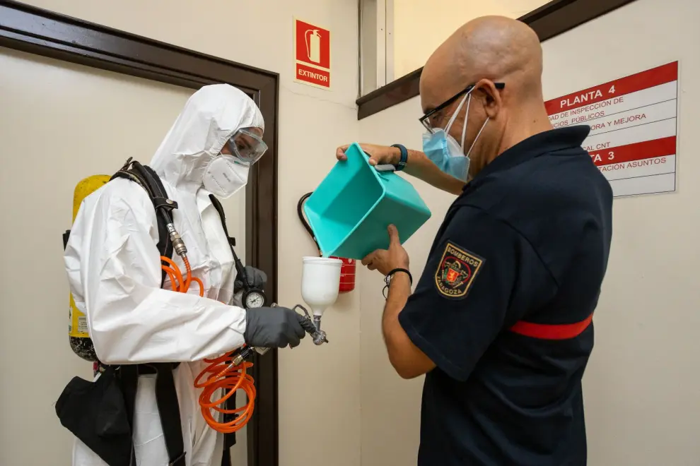 Trabajos de desinfección en la tercera planta del Ayuntamiento de Zaragoza.