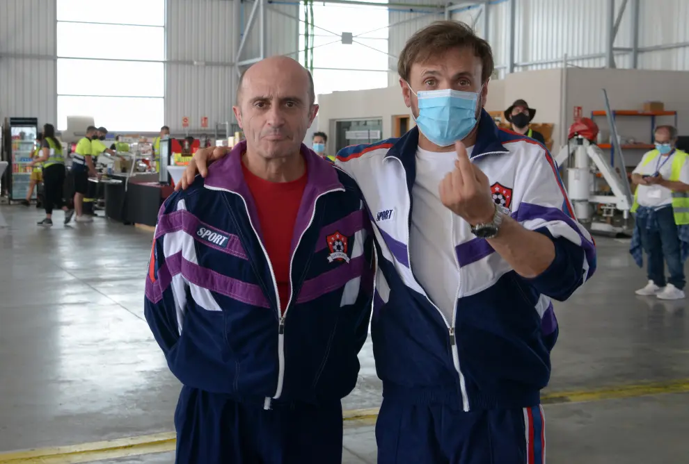 José Mota y Pepe Viyuela en pleno rodaje de 'García y García' en el aeropuerto de Teruel.