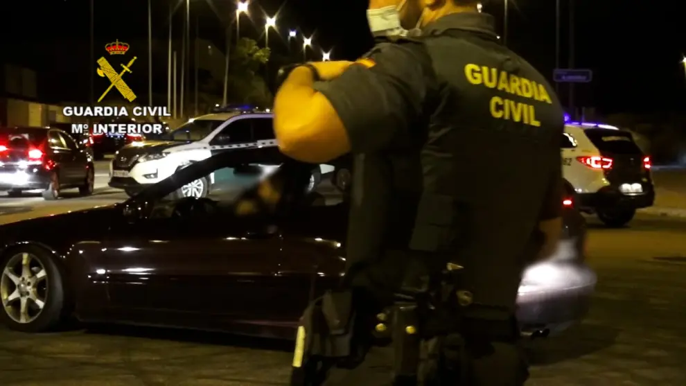 Concentración ilegal de más de 150 coches que iban a competir de madrugada en un polígono en Zaragoza