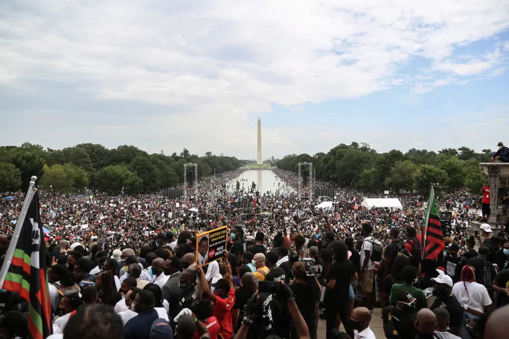28 August 2020, US, Washington: People and Black Lives Matter activists take part in the 57th anniversary of 1963 March on Washington, at the Lincoln Memorial, during which Martin Luther King Jr delivered his historic "I Have a Dream" speech in, which he called for an end to racism. Photo: Steven Ramaherison/TheNEWS2 via ZUMA Wire/dpaSteven Ramaherison/TheNEWS2 via / DPA28/08/2020 ONLY FOR USE IN SPAIN [[[EP]]] 28 August 2020, US, Washington: People and Black Lives Matter activists take part in the 57th anniversary of 1963 March on Washington, at the Lincoln Memorial, during which Martin Luther King Jr delivered his historic "I Have a Dream" speech in, which he