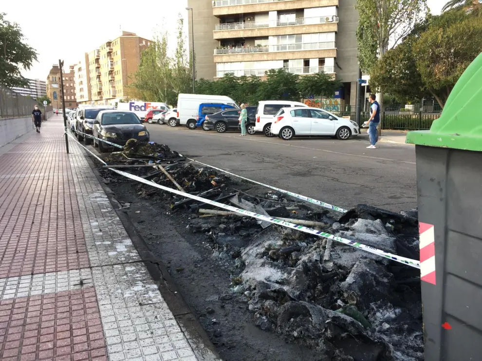 Contenedores calcinados en la calle de Escoriaza y Fabro de Zaragoza.