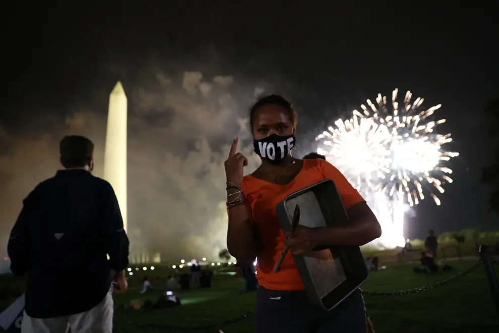 A demonstrator wearing a mask of U.S. President Donald Trump displays signs during a protest near the White House in Washington, U.S. August 27, 2020. REUTERS/Leah Millis [[[REUTERS VOCENTO]]] USA-ELECTION/PROTESTS-WASHINGTON