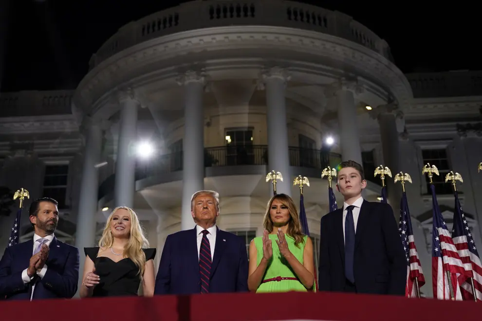 Washington, Dc (United States), 27/08/2020.- (L to R, top row) Senior Presidential Advisor Jared Kushner, Ivanka Trump, Eric Trump, Lara Trump, Kimberly Guilfoyle, US President Donald J. Trump, First Lady Melania Trump, and Barron Trump stand on stage during the closing night of the Republican National Convention, on the South Lawn of the White House, in Washington, DC, USA, 27 August 2020. Due to the coronavirus pandemic the Republican Party has moved to a televised format for its convention. (Elecciones, Estados Unidos) EFE/EPA/Erin Scott / POOL Republican National Convention closing night
