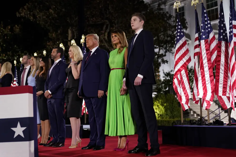 Washington, Dc (United States), 27/08/2020.- US President Donald J. Trump (C) stands on stage with his family after formally accepting the 2020 Republican presidential nomination during the closing night of the Republican National Convention, on the South Lawn of the White House, in Washington, DC, USA, 27 August 2020. Due to the coronavirus pandemic the Republican Party has moved to a televised format for its convention. (Elecciones, Estados Unidos) EFE/EPA/Erin Scott / POOL Republican National Convention closing night