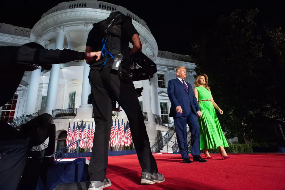 Washington, Dc (United States), 27/08/2020.- US President Donald J. Trump (2-R) and First Lady Melania Trump (R) arrive on stage during the closing night of the Republican National Convention, on the South Lawn of the White House, in Washington, DC, USA, 27 August 2020. Due to the coronavirus pandemic the Republican Party has moved to a televised format for its convention. (Elecciones, Estados Unidos) EFE/EPA/Erin Scott / POOL Republican National Convention closing night