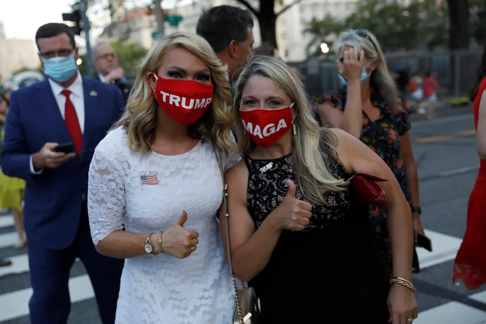 A supporter of U.S. President Donald Trump wearing a face mask arrives at the White House as Donald Trump prepares to accept the Republican nomination in Washington, U.S. August 27, 2020. REUTERS/Andrew Kelly     TPX IMAGES OF THE DAY [[[REUTERS VOCENTO]]] USA-ELECTION/PROTESTS-WASHINGTON