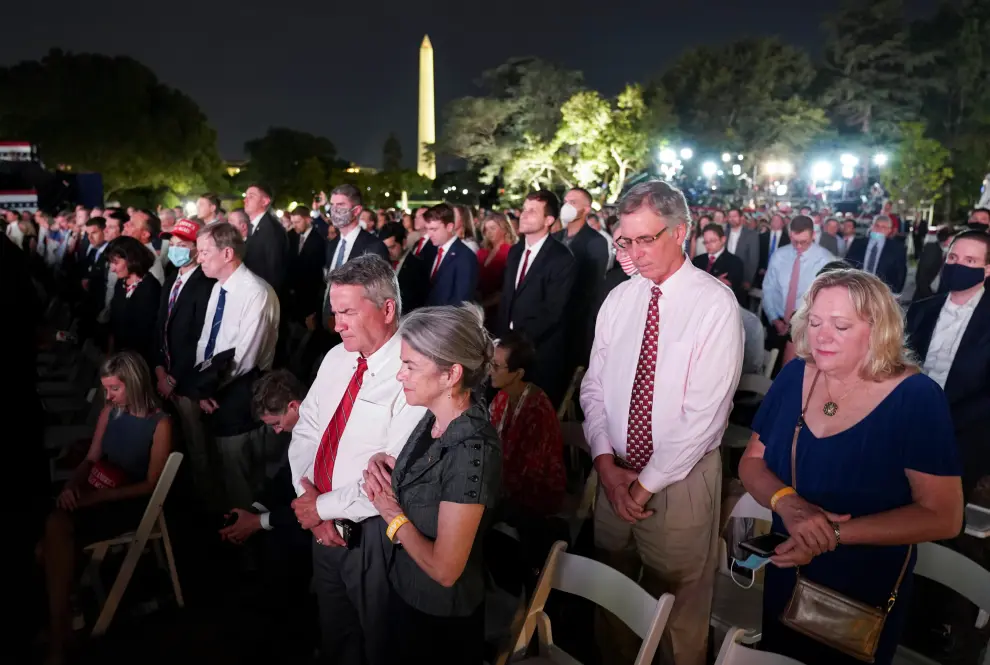 A crowd of supporters of U.S. President Donald Trump's re-election campaign expected to number more than 1500 people pack the South Lawn of the White House to attend the president's acceptance speech as the 2020 Republican presidential nominee during the final event of the 2020 Republican National Convention in Washington, U.S., August 27, 2020. REUTERS/Kevin Lamarque [[[REUTERS VOCENTO]]] USA-ELECTION/CONVENTION