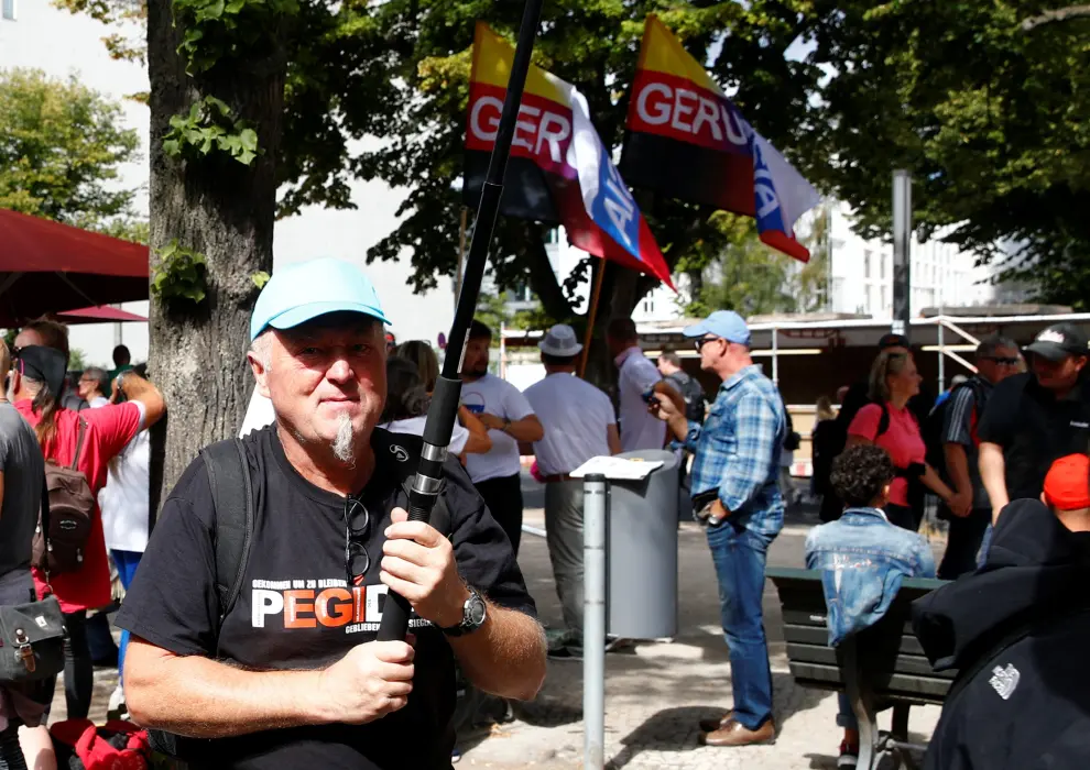A supporter of the right wing anti-islam movement PEGIDA attends a rally against the government's restrictions following the coronavirus disease (COVID-19) outbreak, in Berlin, Germany August 29, 2020. REUTERS/Axel Schmidt [[[REUTERS VOCENTO]]] HEALTH-CORONAVIRUS/GERMANY-PROTEST