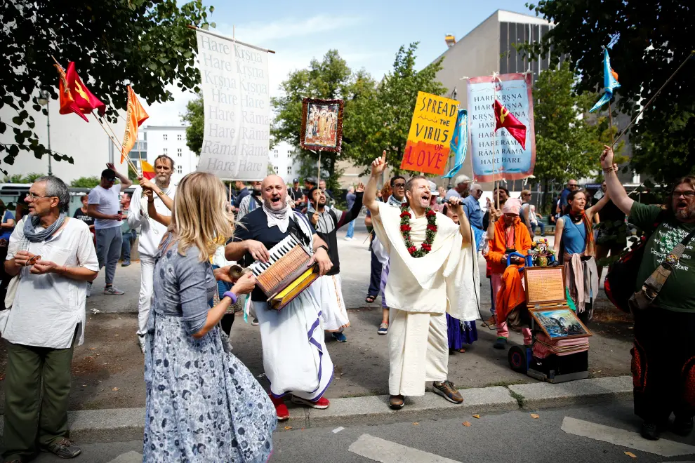 Members of the Hare Krishna community attend a rally against the government's restrictions following the coronavirus disease (COVID-19) outbreak, in Berlin, Germany August 29, 2020. REUTERS/Axel Schmidt [[[REUTERS VOCENTO]]] HEALTH-CORONAVIRUS/GERMANY-PROTEST