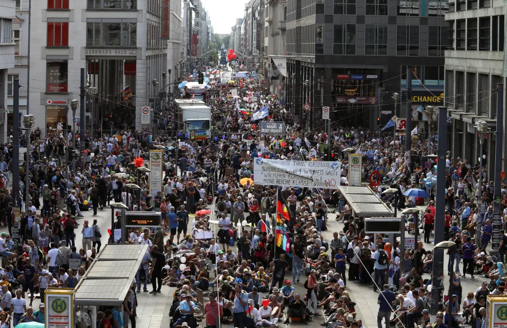 People attend a rally against the government's restrictions following the coronavirus disease (COVID-19) outbreak, in Berlin, Germany, August 29, 2020. REUTERS/Christian Mang [[[REUTERS VOCENTO]]] HEALTH-CORONAVIRUS/GERMANY-PROTEST